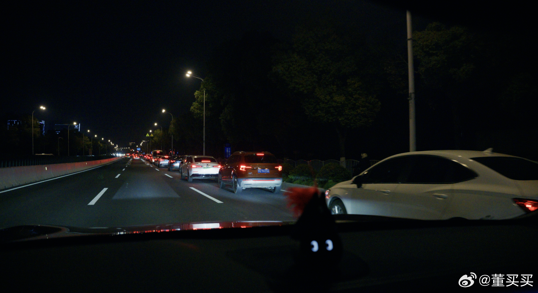 今天是周末，才8点，加油站就排起长龙，有些人明明油箱还有半箱油，但"明天要涨价"