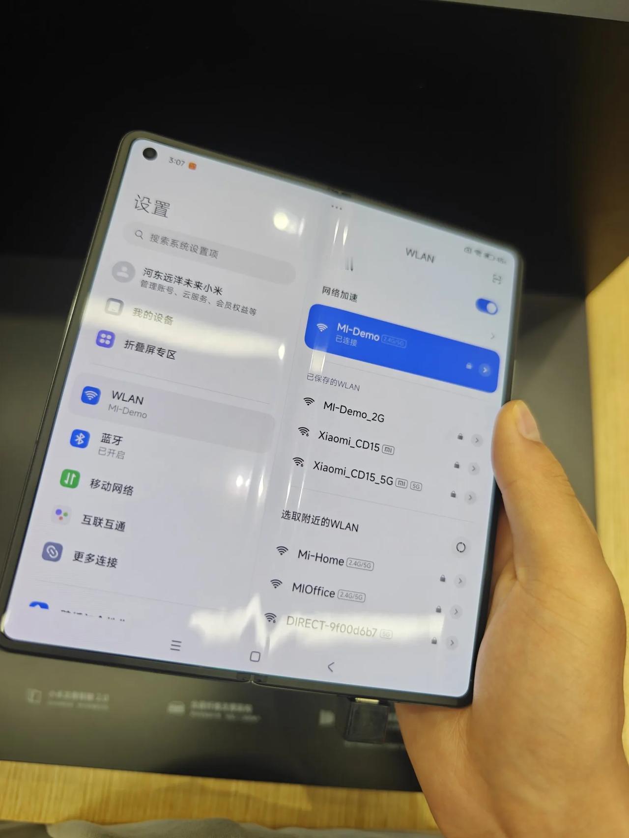 不知道为啥，感觉小米MIX Fold4这个折痕蛮明显的，比二代和三代都要明显一些