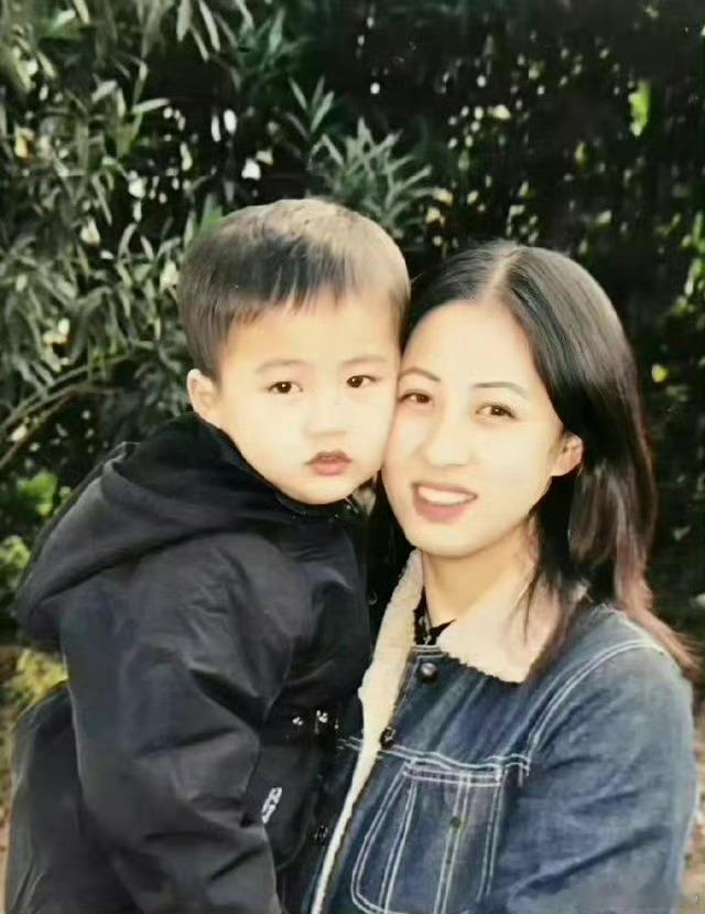 张凌赫妈妈好像周雨彤我咧个豆，你别说你真别说，这个眼睛嘴巴好像呀 