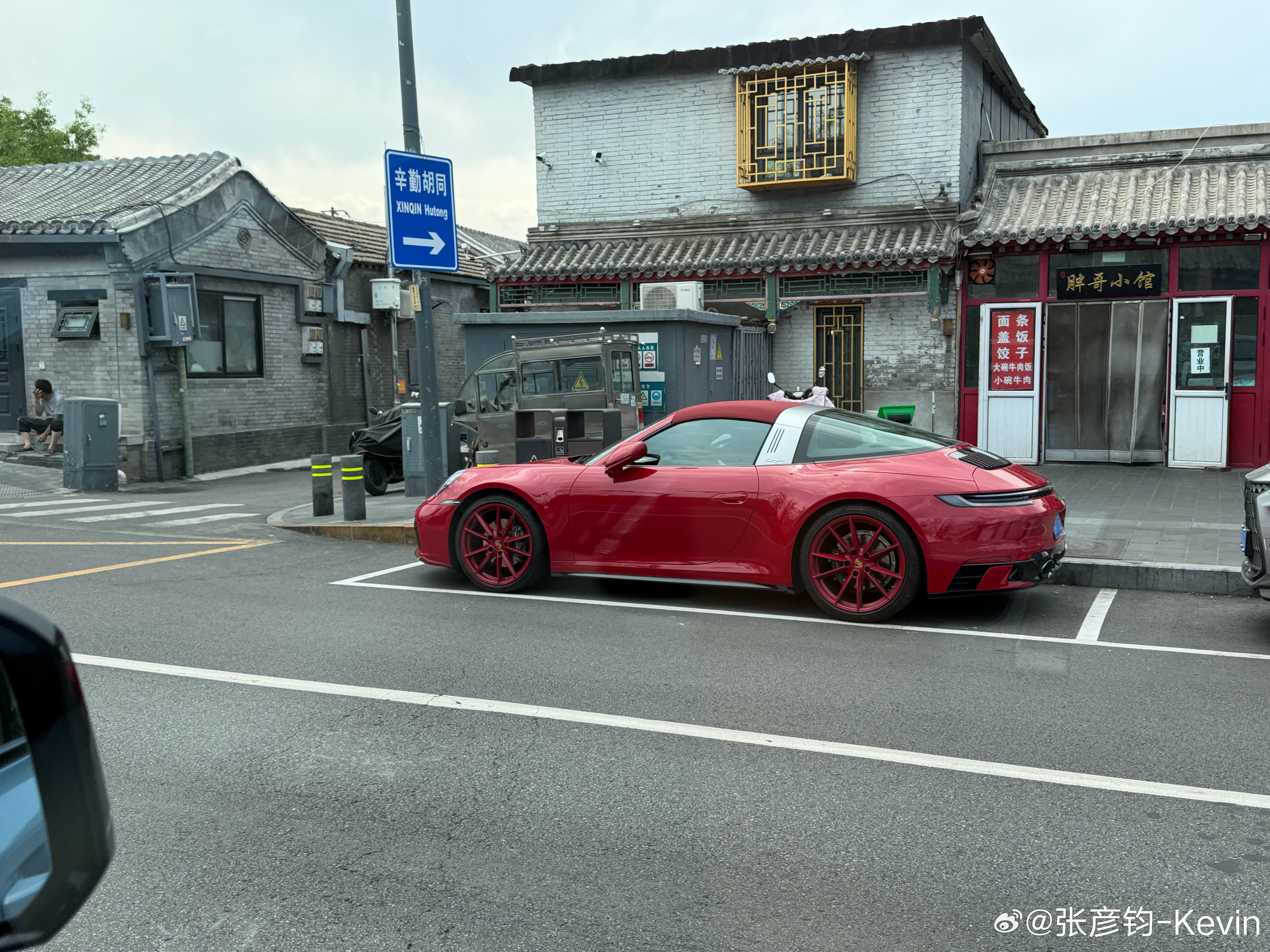 第一次见这个配色的Targa。凯文聊车