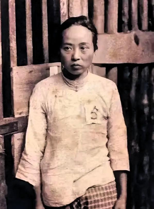 1937年，日军占领南京，发动南京大屠杀。一名身姿高挑、容貌清秀的女大学生，被三