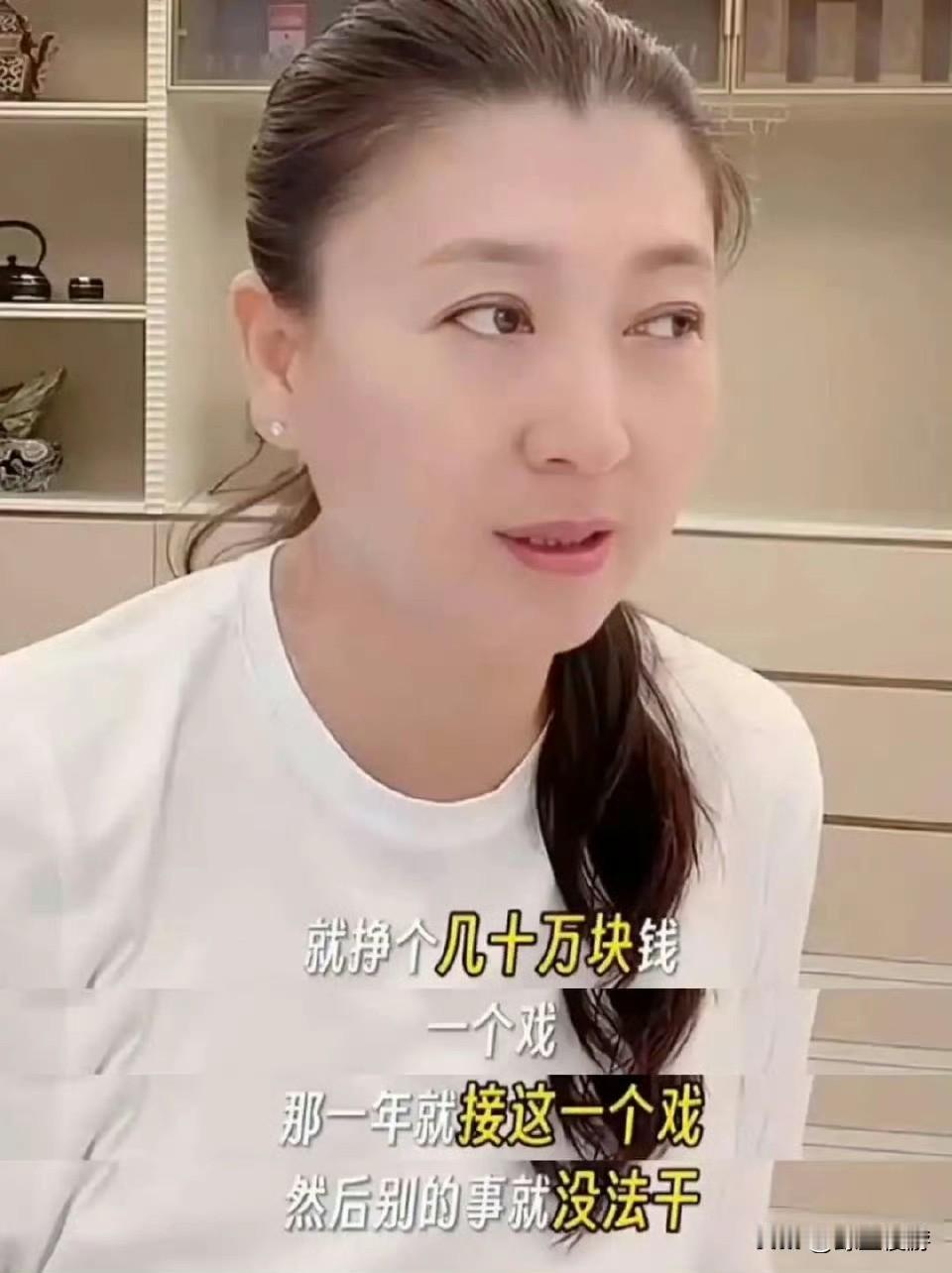 闫学晶终于绷不住道歉了！

但是

她家的锅底，被扒的，一件比一件有料，这次的事