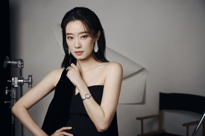 张小斐高级感 评委身份需要的是稳，不是艳。张小斐这套黑裙把“稳”穿出来了。不争不