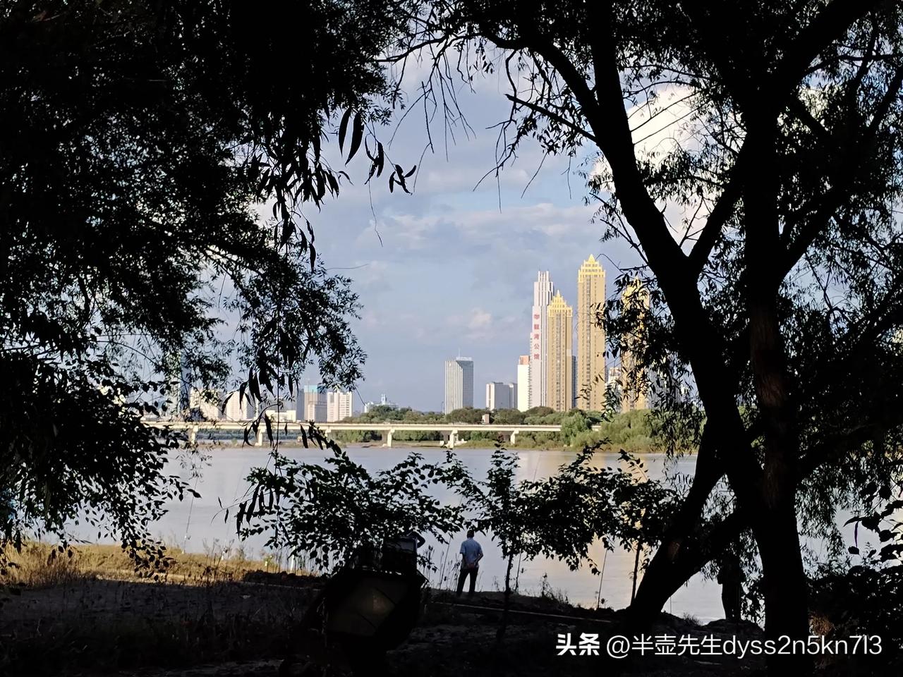 谁不说俺家乡美！
吉林松花江畔随手拍
——半壶视角
壶书壶画壶说壶话
2024-