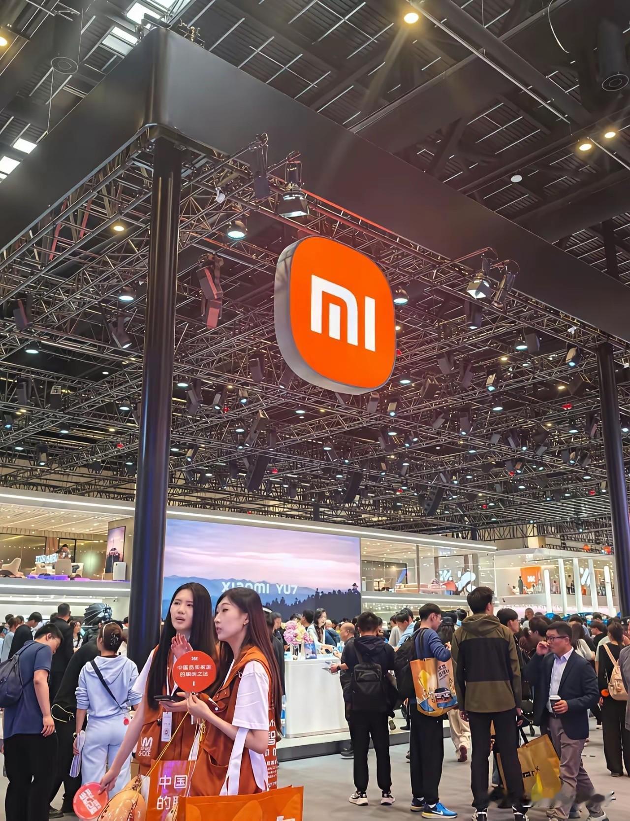 可能李雷军自己也想不到，自己的展台。未来了这么一位美女
北京国际车展上。每天来来