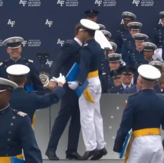 万斯参加美国空军学院毕业典礼