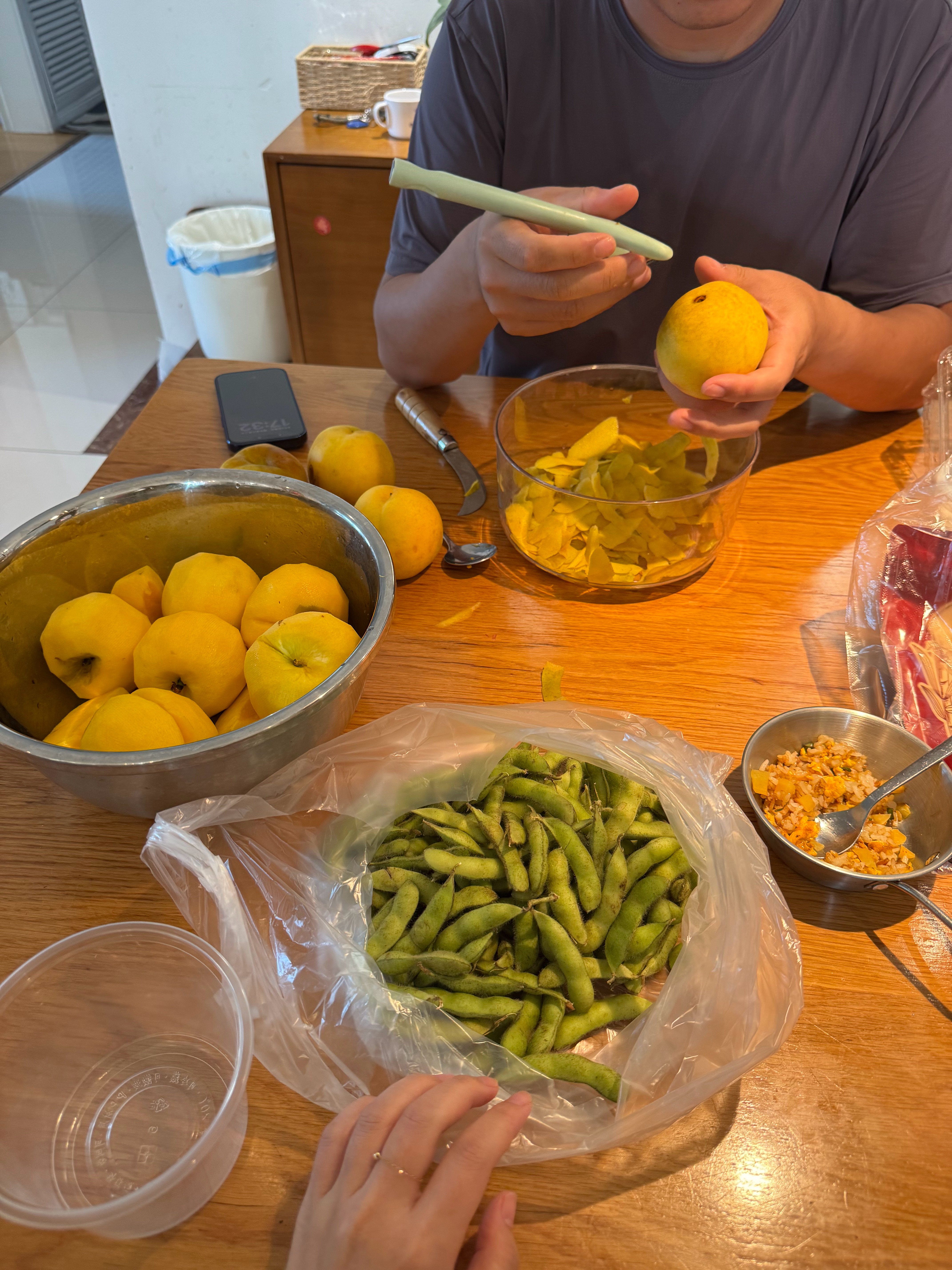 homemade我剥毛豆秦师傅做黄桃罐头。 