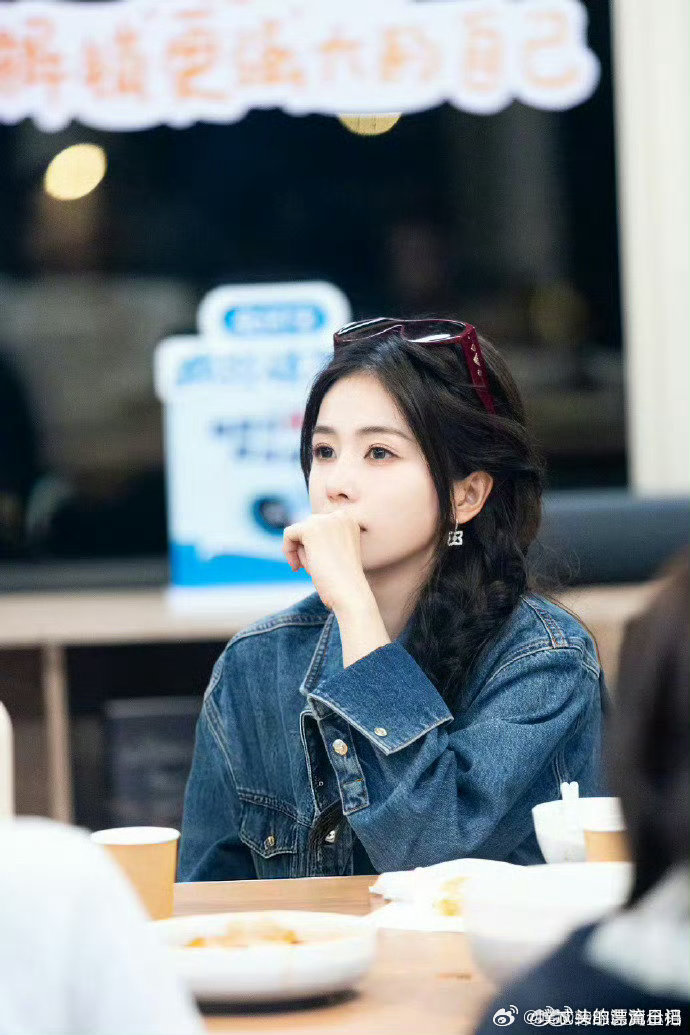 只有白鹿一个人自恋亲爱的客栈谁能拒绝可爱又自恋的白鹿！性格直爽开朗，做事认真负责