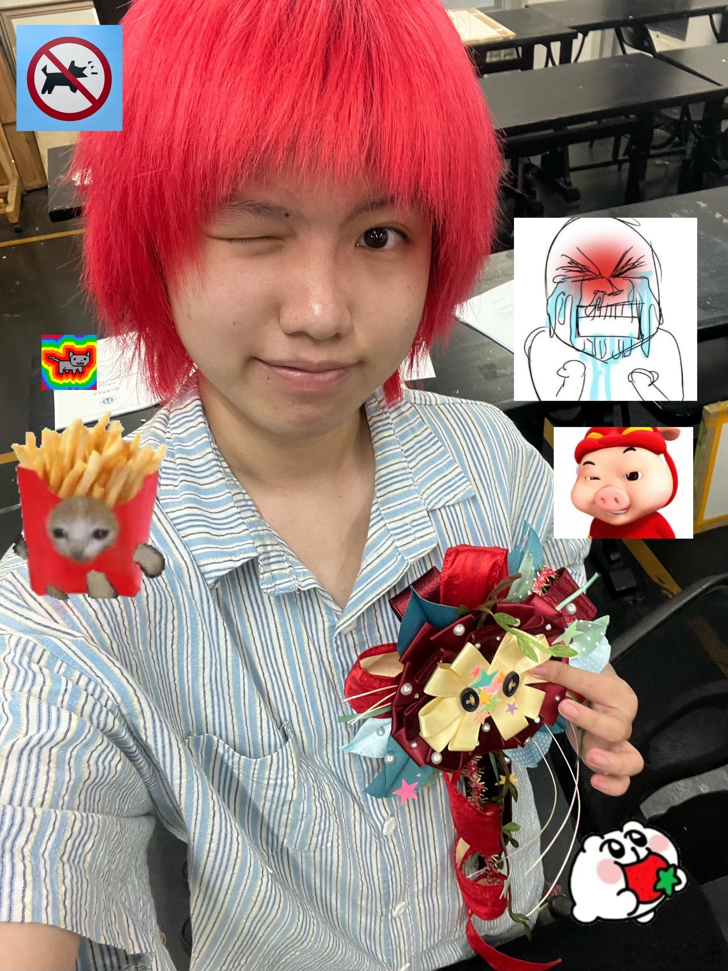 为了搭配红头发又做了一个红苹果胸花我现在必须非常明确非常直白非常不绕弯子地告诉你