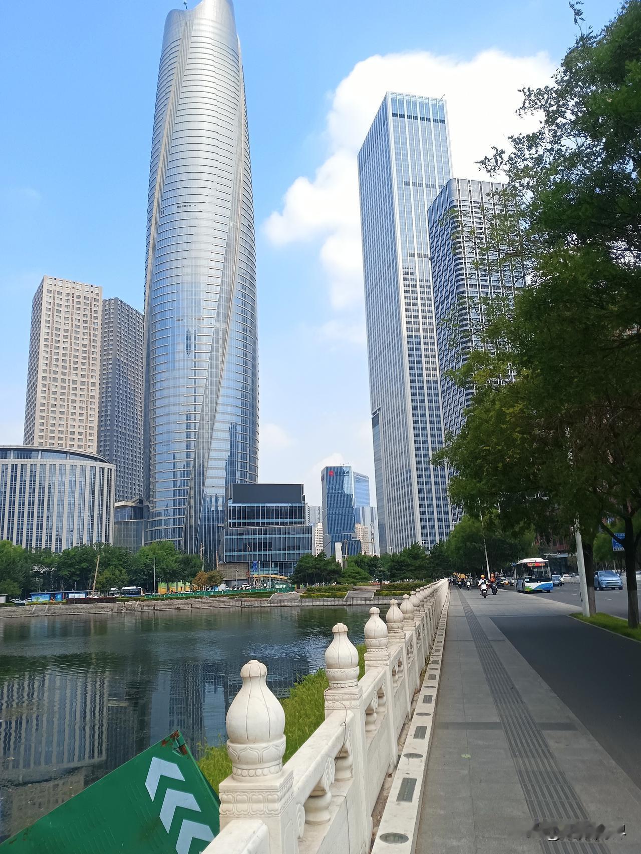 世界一流城市
得有世界一流城建
沈阳城建没的说
世界摩天排名第十
蓝天白云下显得