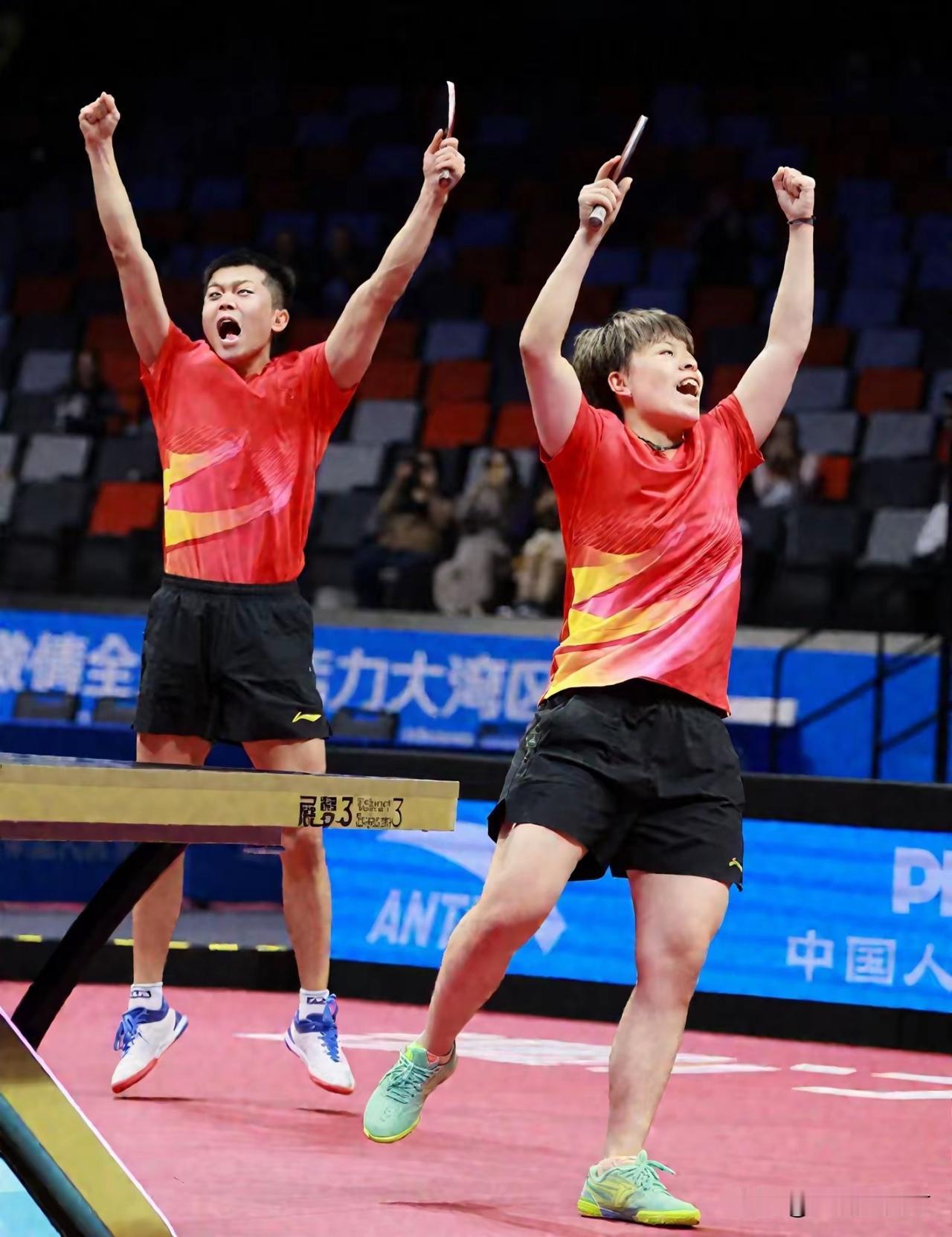 第十五届全运会一场率先进行的一场混双1/4决赛，辽宁队的袁励岑/王艺迪4-0轻松