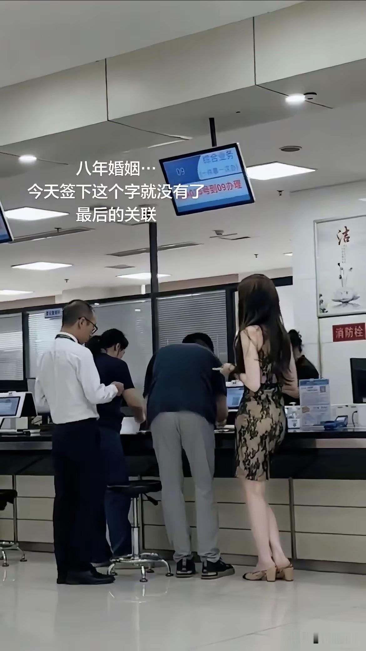 个人觉得这个男的，这个字签的太草率了。