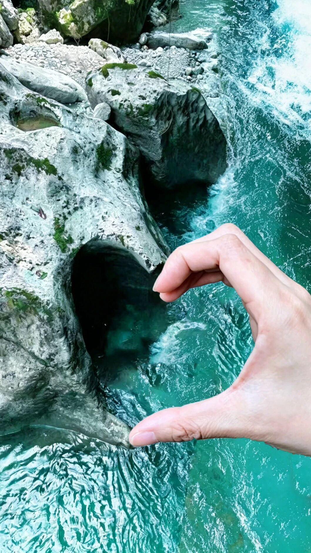 你要学会做个大人了，不要逢人就诉苦，毕竟人心难测，要知道这个世界上看你笑话的人，