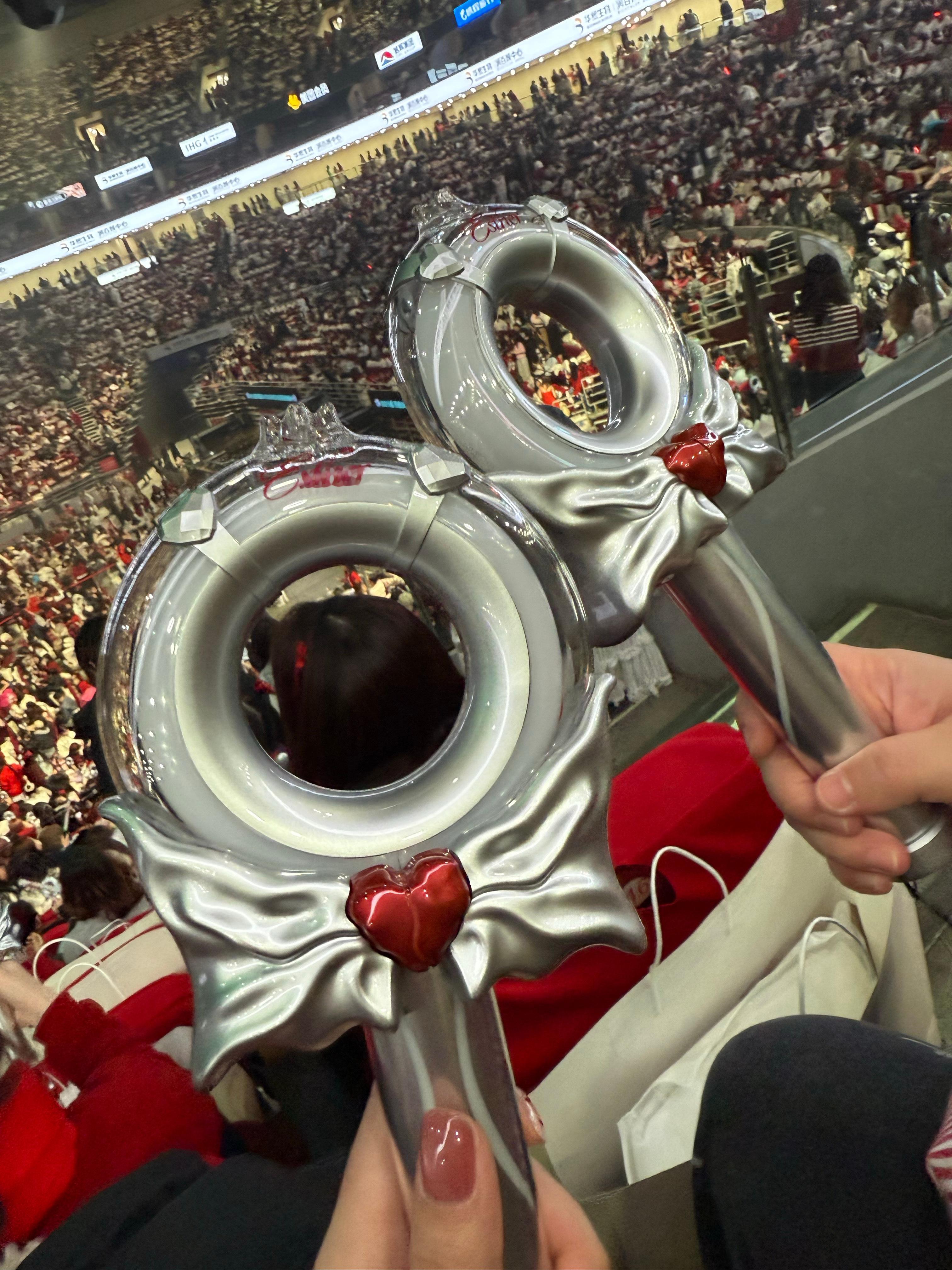 刚刚全场应援棒一起亮了！ 