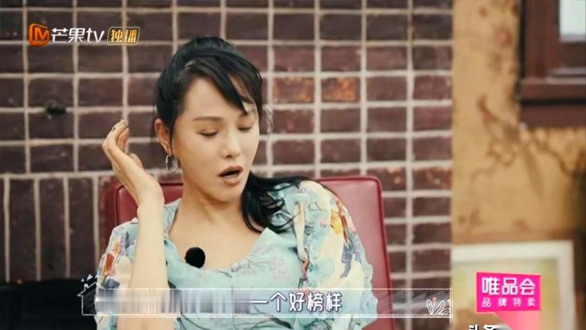 饭桌上，秦昊他妈一句话，直接把空气点着了。
她筷子一放，盯着儿媳妇伊能静：“你这