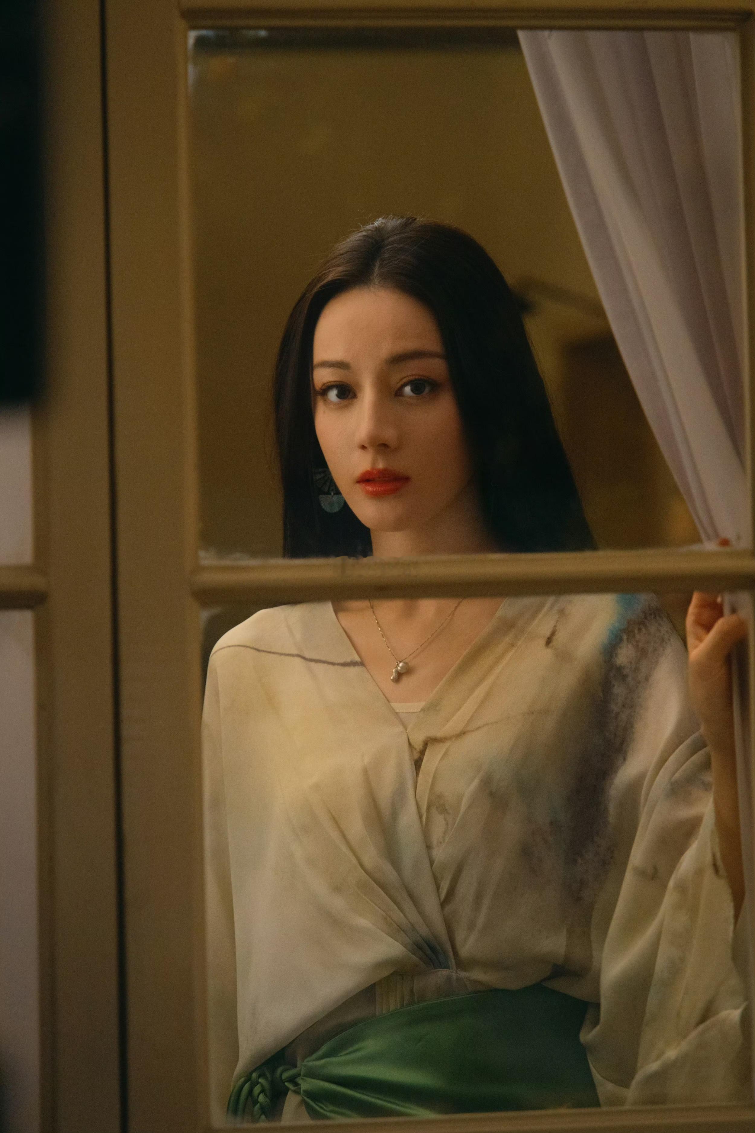 迪丽热巴给聂九罗加了人间滤镜 迪丽热巴拒绝把角色神化，让聂九罗落地生根。特殊血液