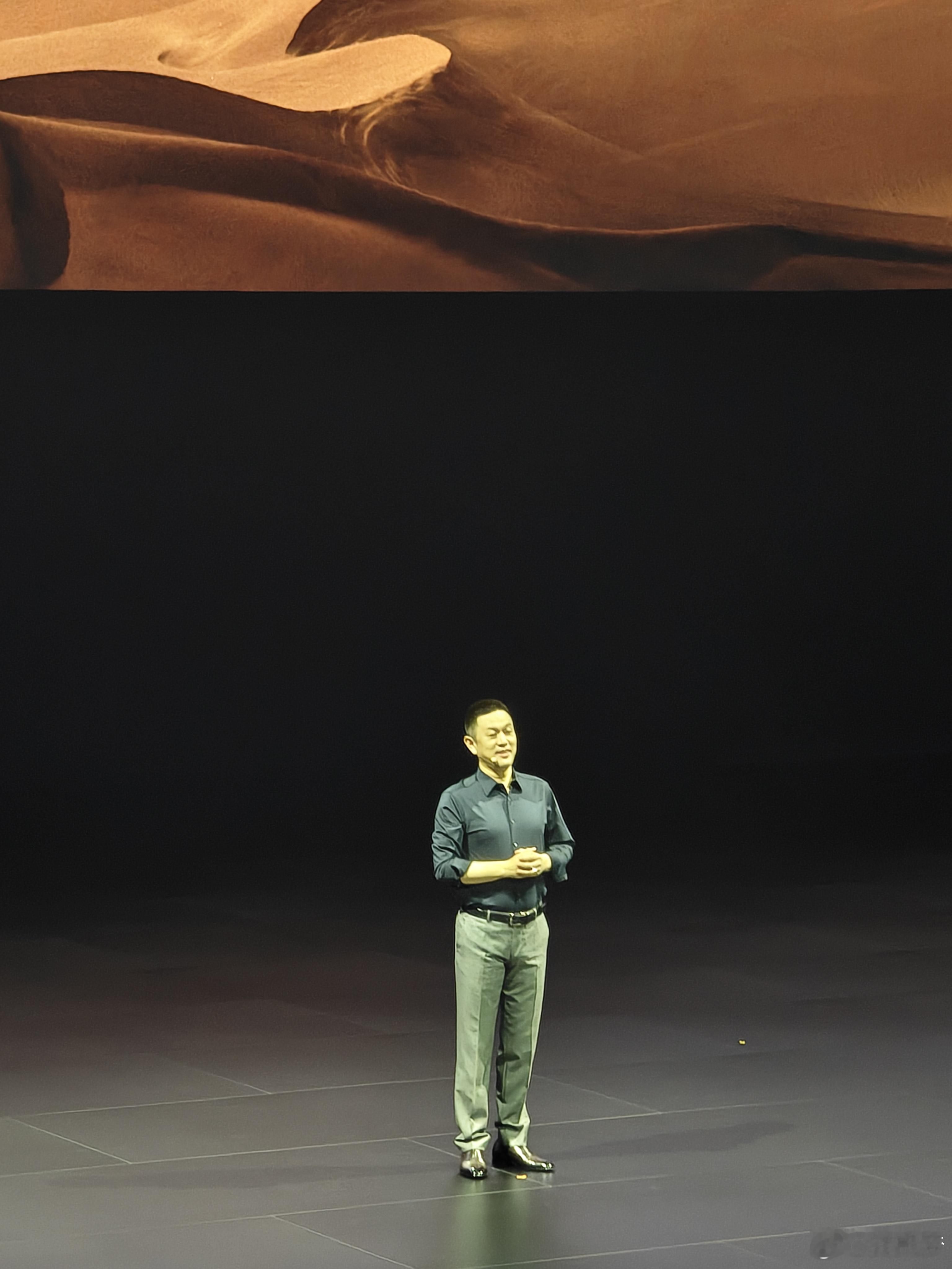 哇奥 李斌今天穿的都不一样了 