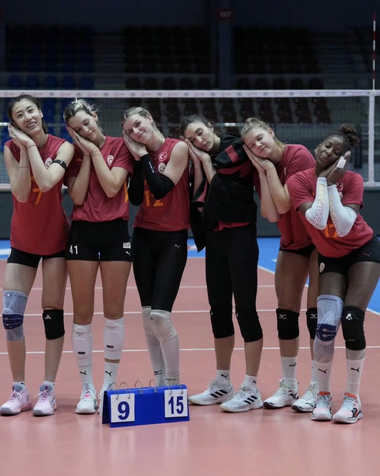 王媛媛适应力未免太强了吧！才两天啊！
和队友玩在一起，还有和球迷的互动，都做得很