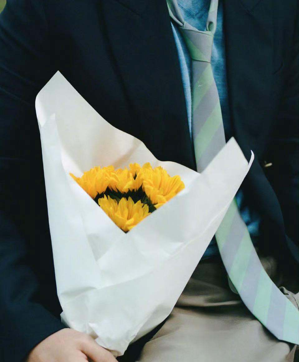 爱看品牌拍摄的“少年与花” ，繁花盛放 💐于适  x  Dior 张康乐  x