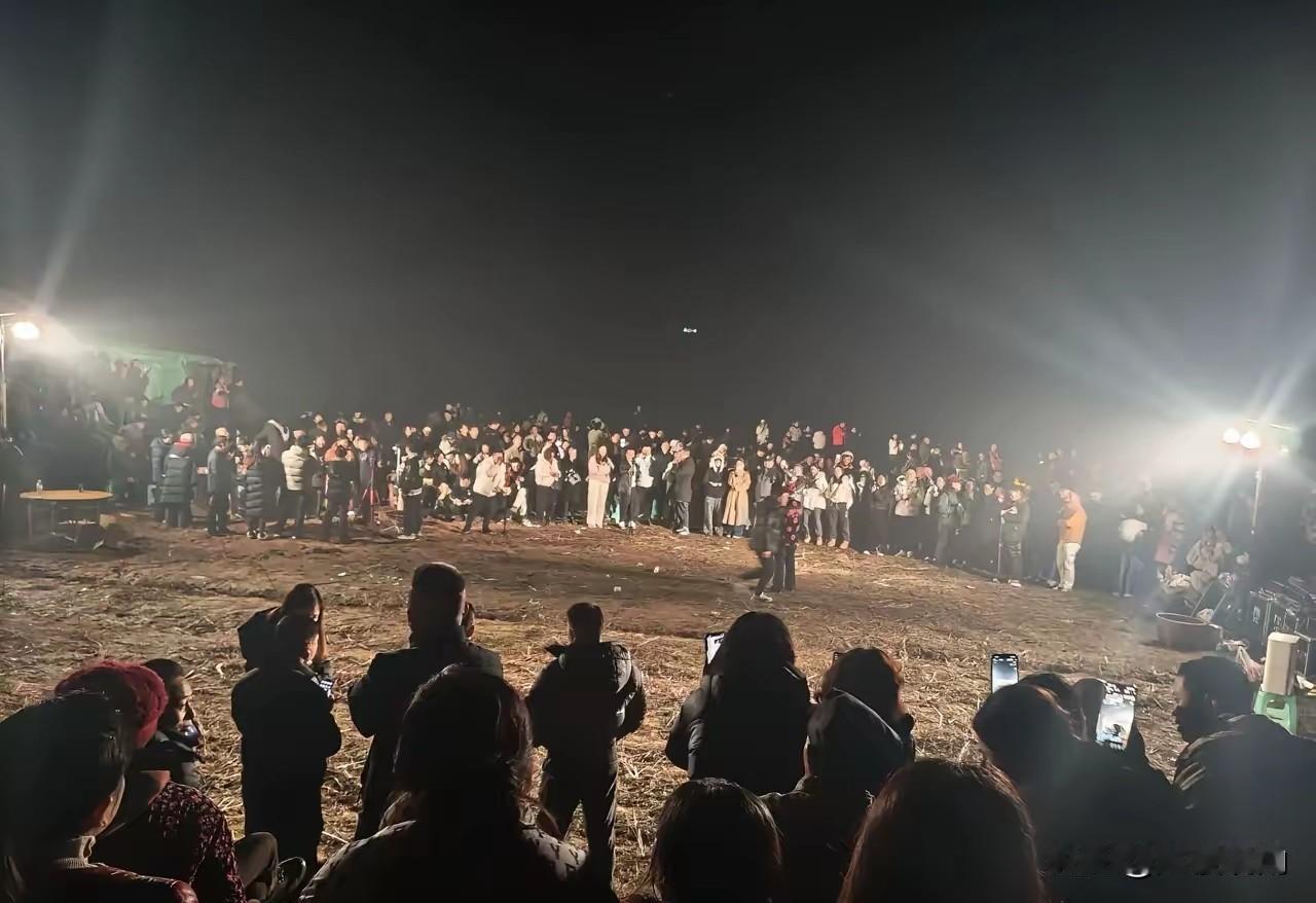 小姑娘年纪轻轻，怎会闯出如此大祸呢？
重庆合川一小姑娘在网上发视频求助，临近过年