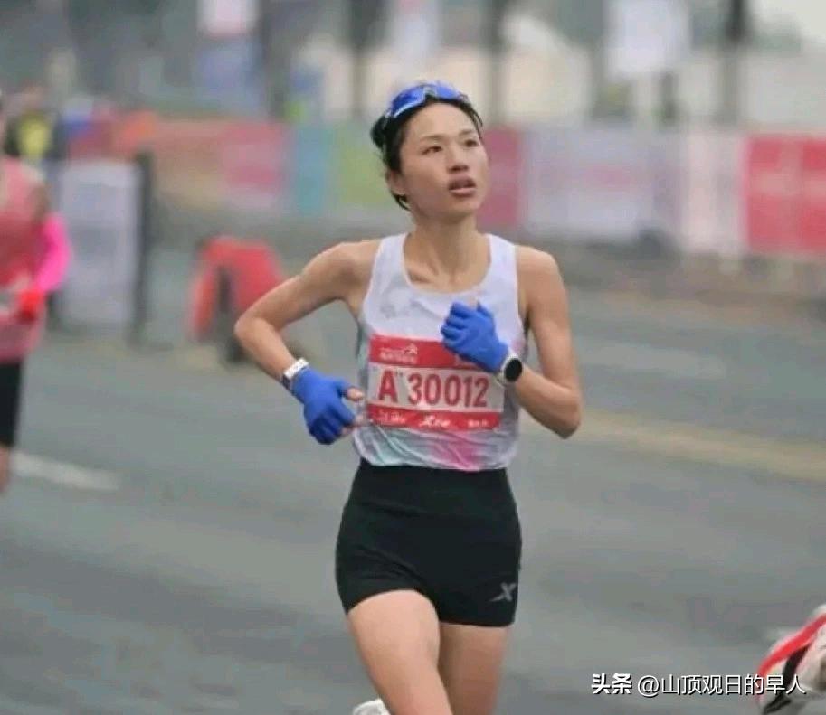 张水华选对了。
辞职十个月，预估收入五百二十万。
曾经做护士，一年仅赚十五万。