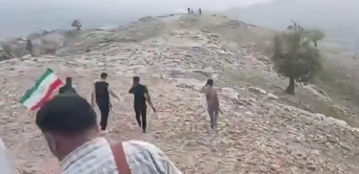 “伊朗漫山遍野搜查美飞行员，老百姓背着枪翻山越岭，这一幕令白宫都看懵了！
​​《