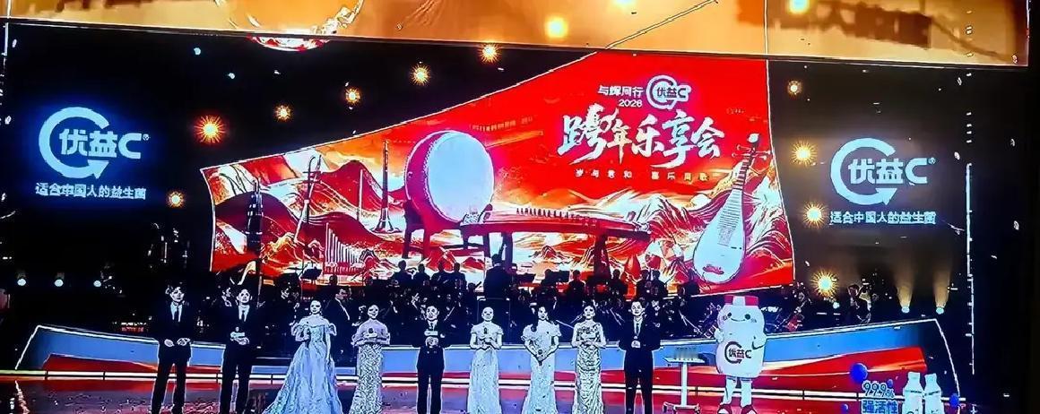 跨年晚会没请半个明星，却全网刷屏！
 
整场下来，镜头里只有一张旧沙发、一盏台灯