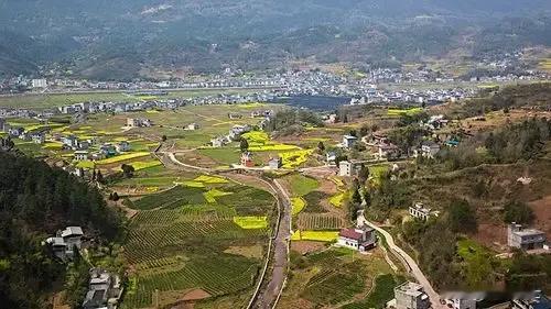 川中方山丘陵‌，是指位于四川盆地中部，龙泉山和华蓥山之间的丘陵地带。
它是中国最