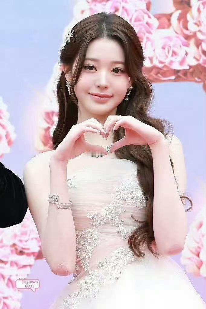 IU张元英韩娱2张权威的脸好权威的两张脸给我的女神姐2025爱奇艺尖叫之夜尖叫之