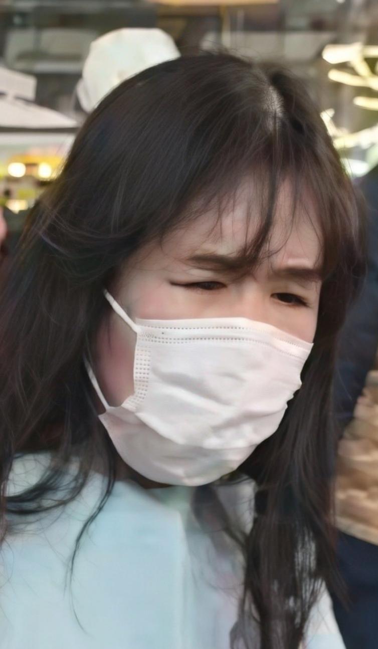 看面相，看神情，看着装，是中国人还是日本人？

虽然还没有人肉搜索出来，但小编还