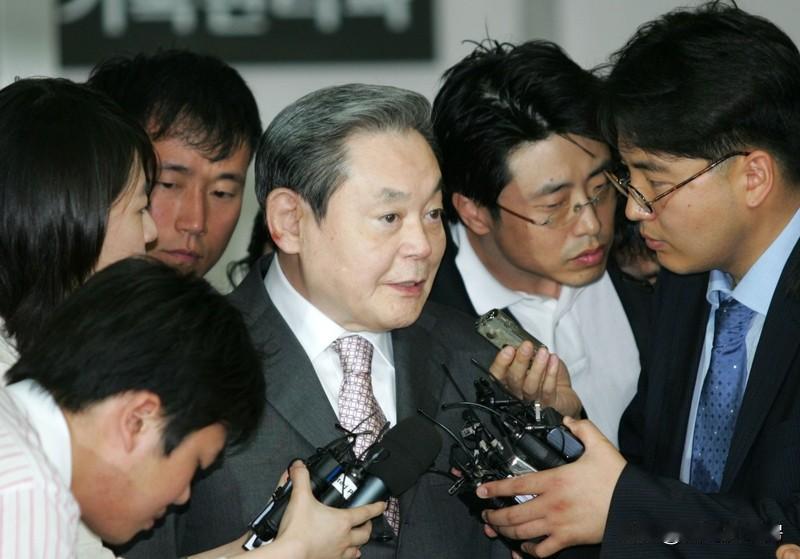 韩国三星家族那厉害程度简直超乎想象。三星家族掌控的三星集团，业务广泛到离谱，涉及