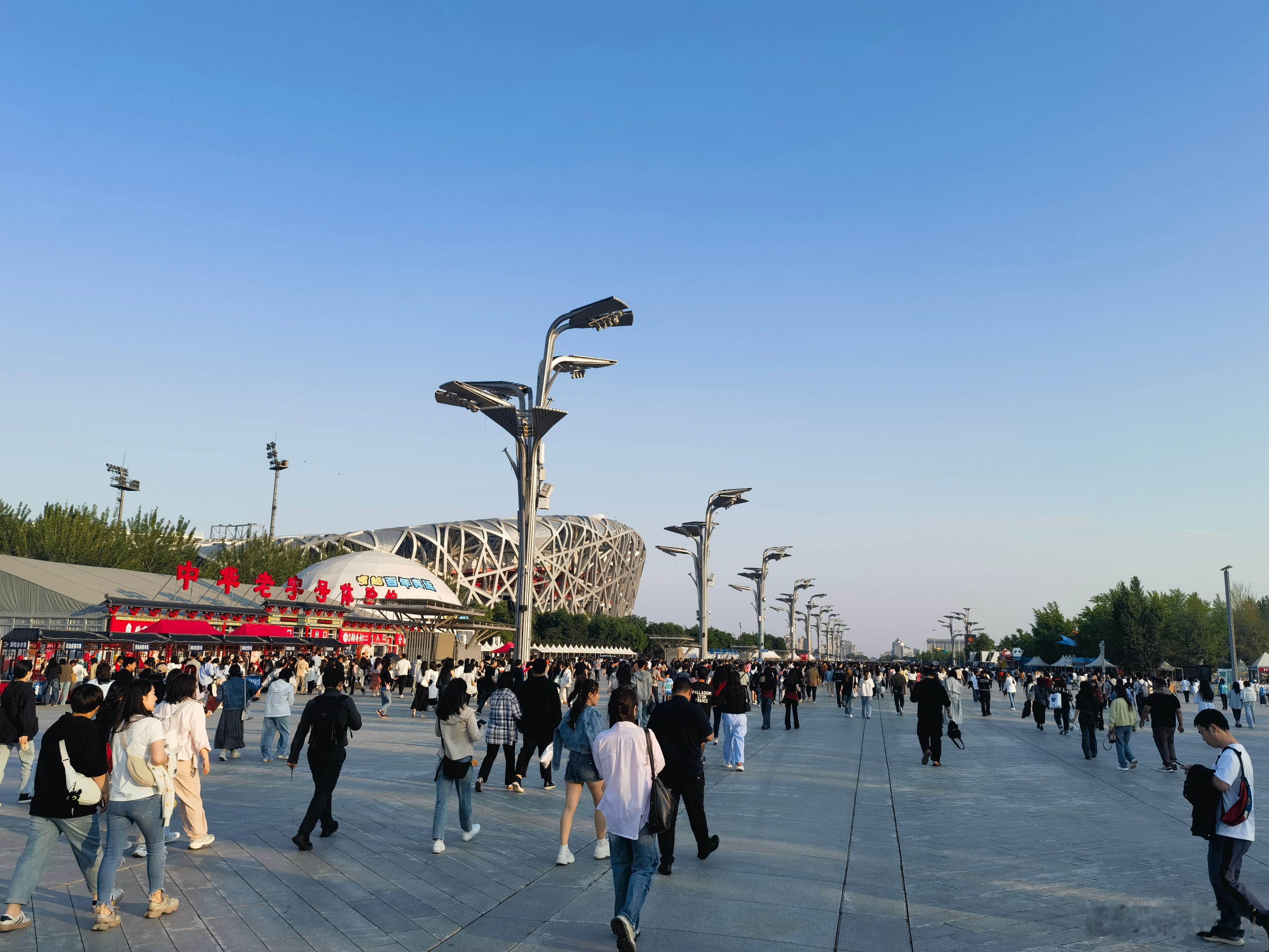你要说经济不行，我打死也不信。凤凰传奇演唱会，9.1万人的鸟巢啊。 ​​​