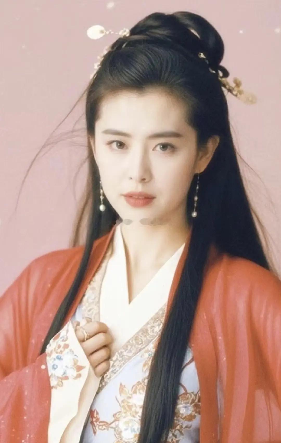 以前古装剧女演员都不会弄这种发套感觉过去的发型师是认认真真的在梳头 