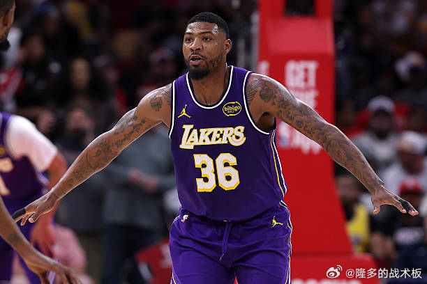 雷迪克表示，八村垒在对阵热火的比赛中小腿被撞伤，目前为每日观察状态。斯玛特是在与