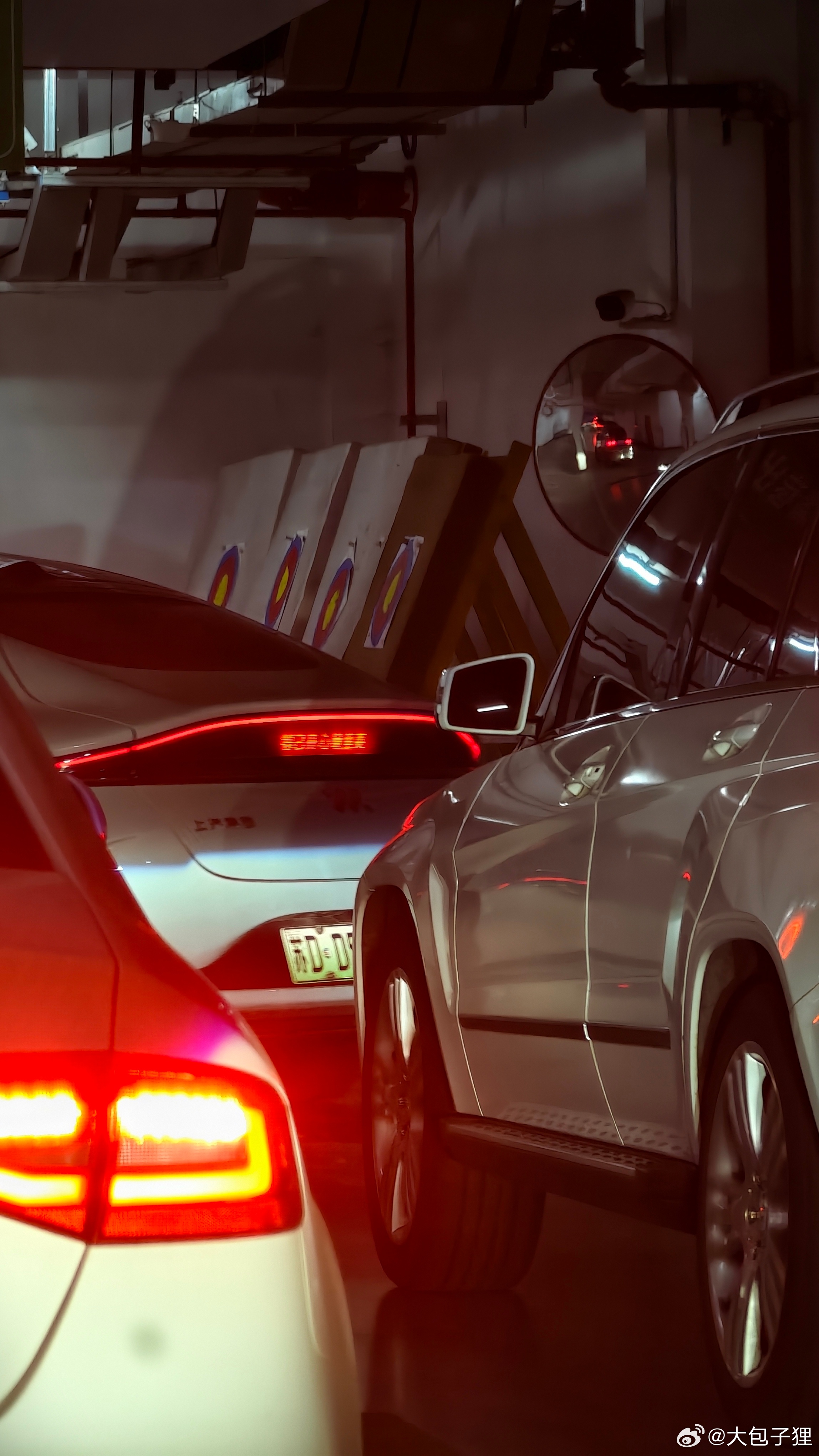 早安，这辆智己L6的尾灯很有意思，确实，自己开心最重要。不过貌似这样的尾灯现在好