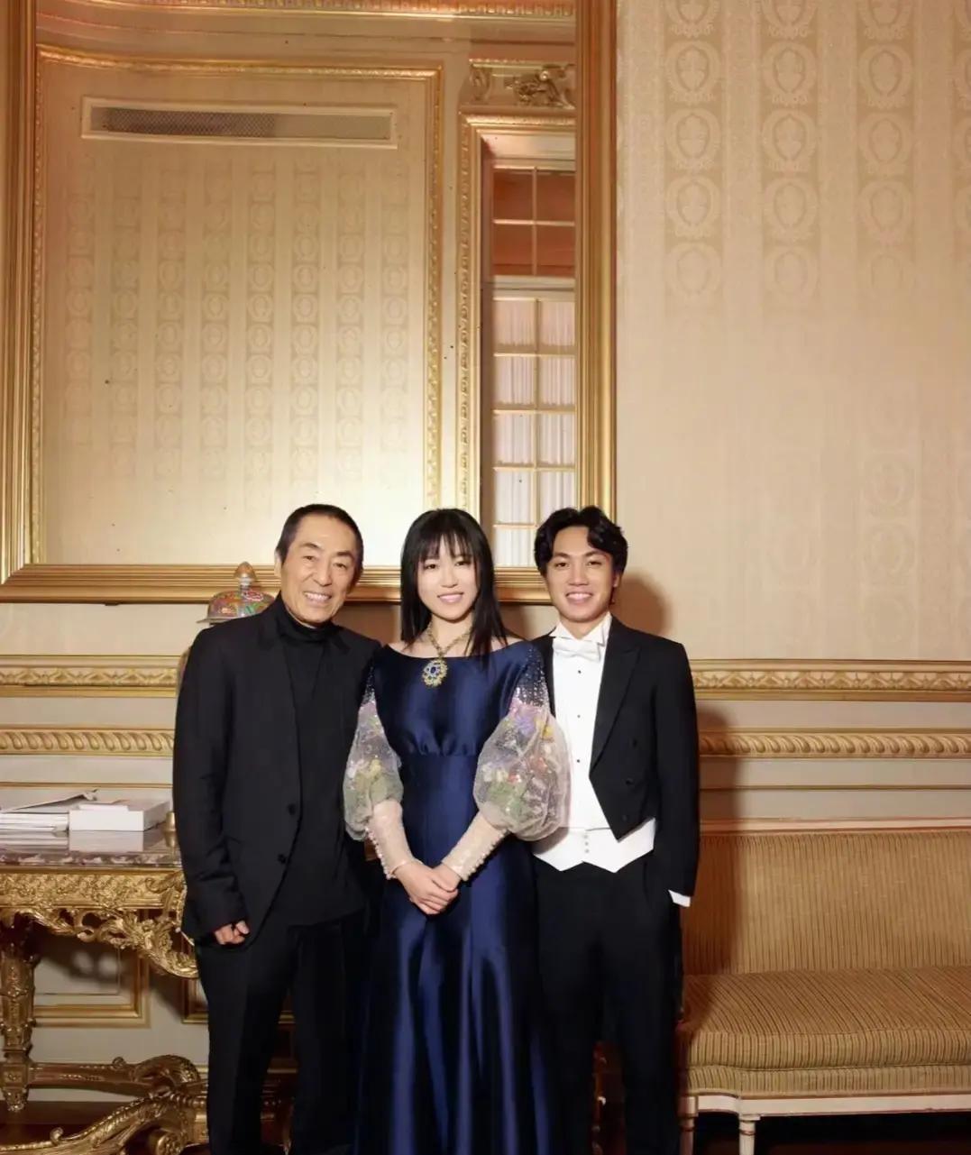 5月19日，张艺谋携妻子陈婷远赴美国，出席二儿子的耶鲁大学毕业典礼。现场的张导褪