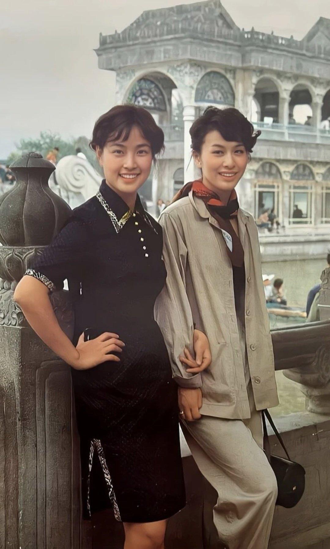 1980年，北京颐和园，中国女演员刘晓庆与日本女演员栗原小卷！
这张珍贵的照片，