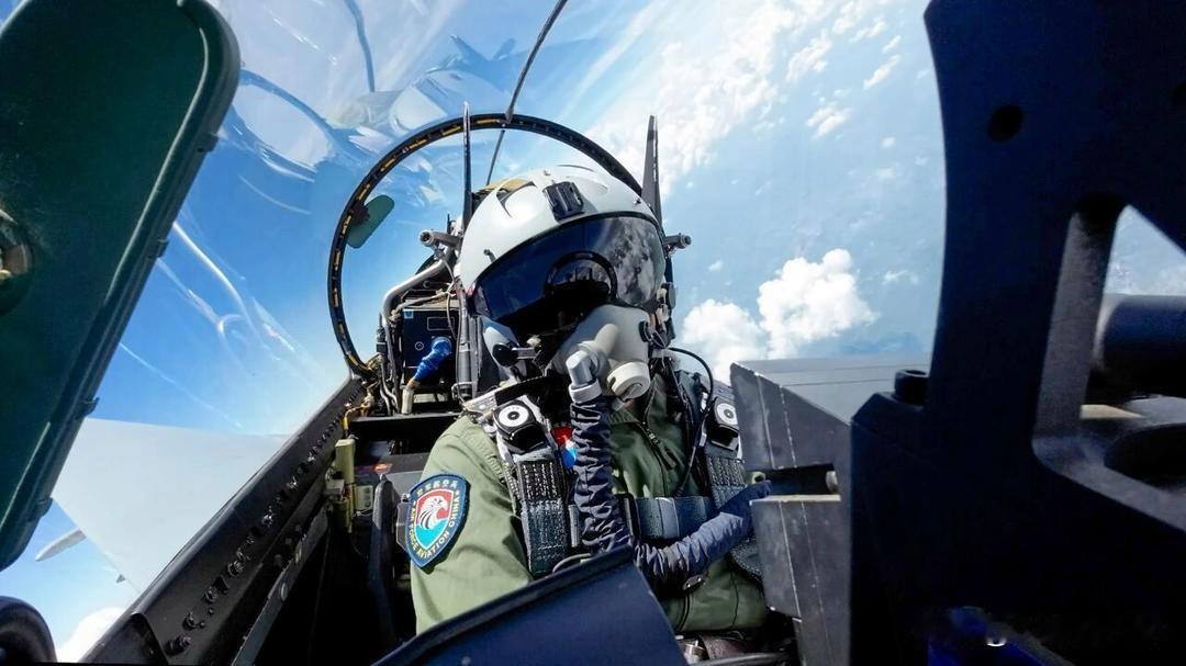 多架战机翱翔天际，空天一体训练提升战力！
 
近日，西部战区空军某部组织新年度首