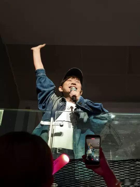何炅赶上谢娜演唱会了何老师赶上谢娜演唱会了  何炅李小冉还在争夺谢娜抚养权谢娜演