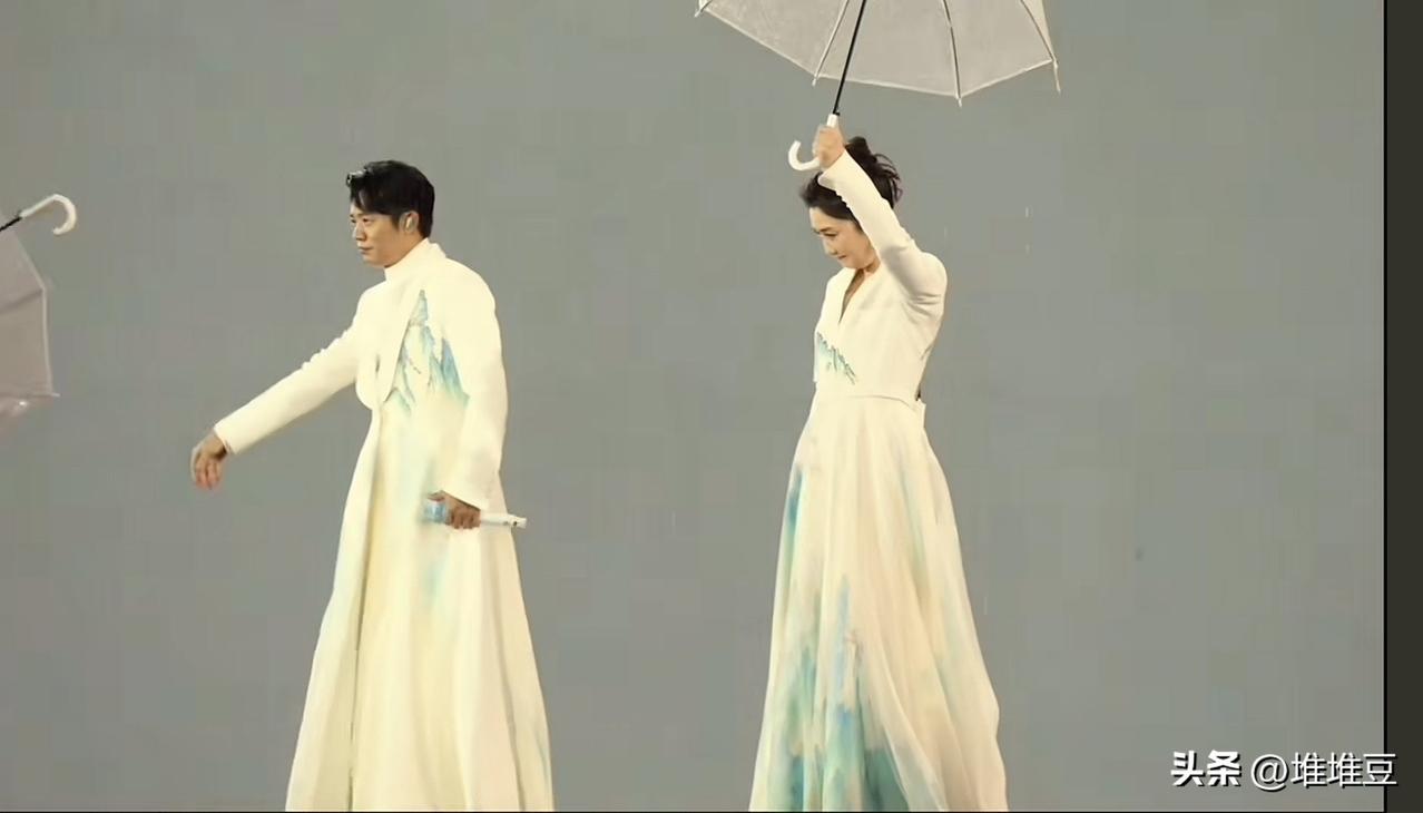 曾毅真的是，
竟然再一次把玲花“拖累”了！
但这次网友都笑了！

曾毅为了撑住《