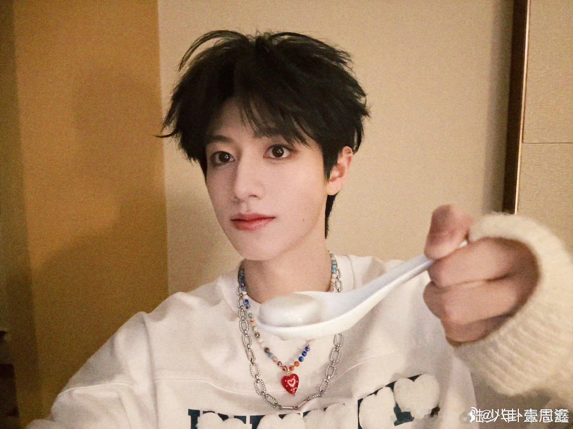 朱志鑫吃汤圆 可爱 