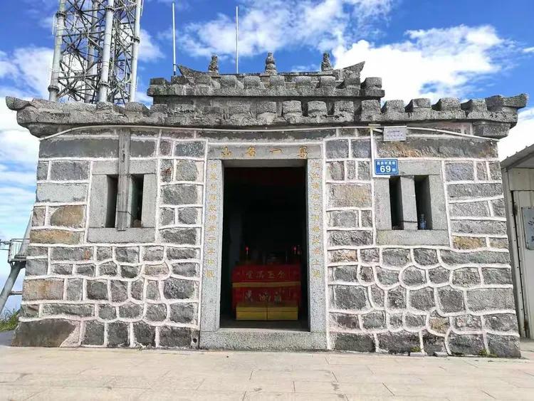 福建漳州市长泰区最好的打卡地是吴田山，其主峰海拔1129米，是夏漳平原最高峰，常