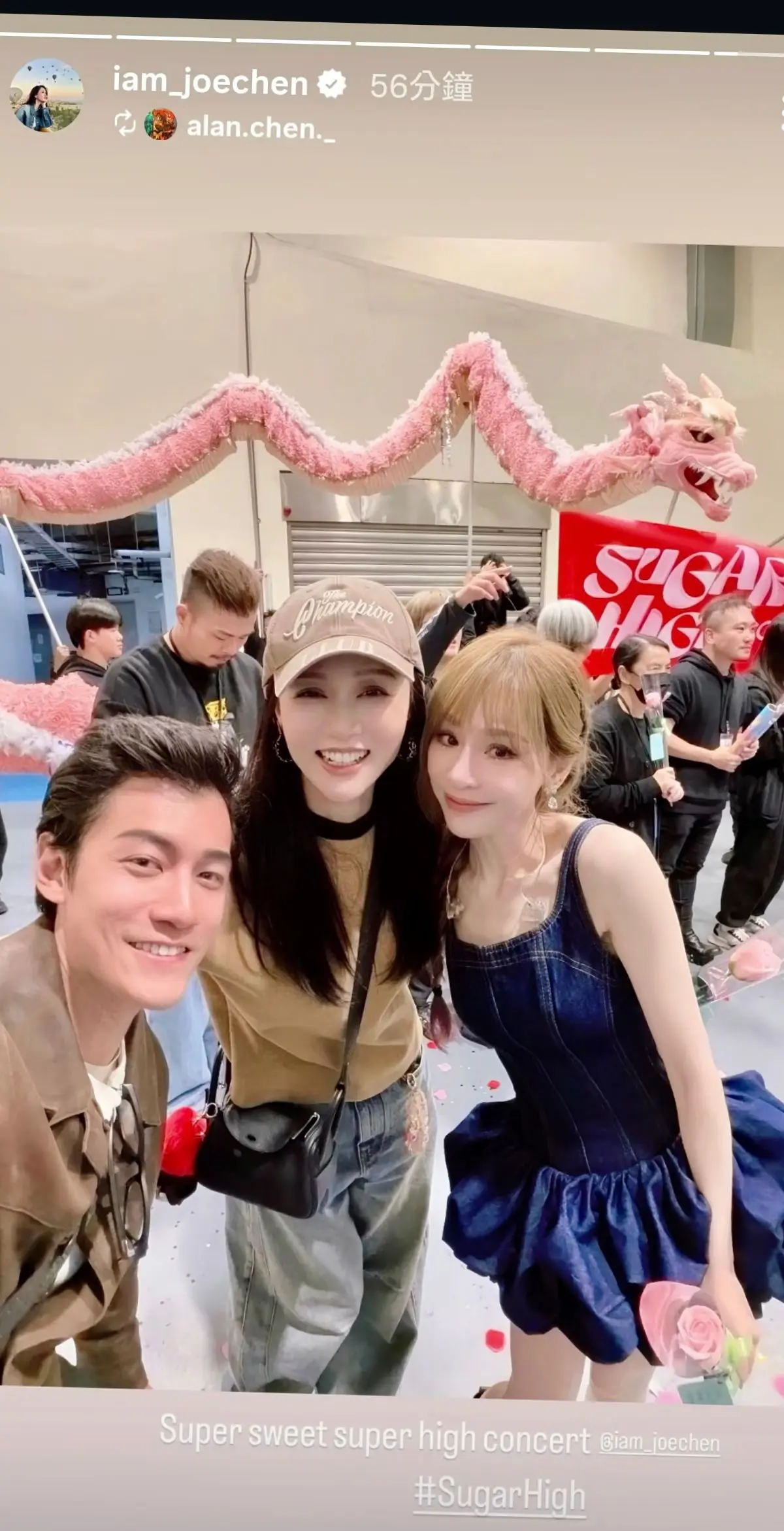 王心凌后台庆功宴和陈乔恩合影。