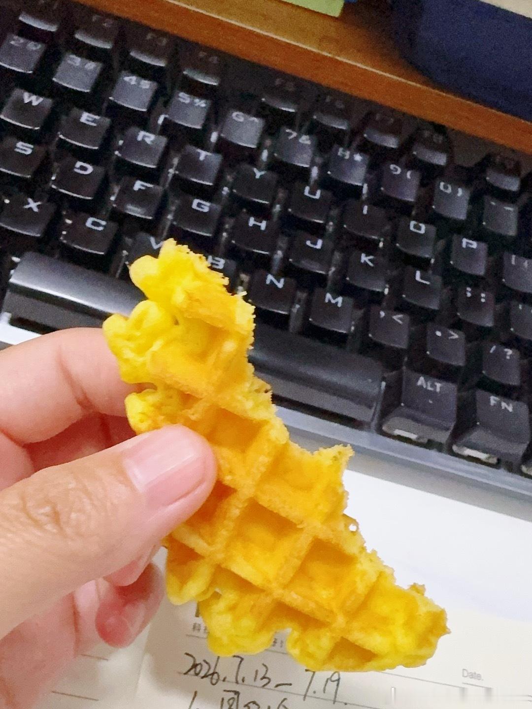 忙忙叨叨又4点半啦 今天还没来及摸鱼呢！赶紧吃点儿零食补充能量山姆这个华夫饼是小