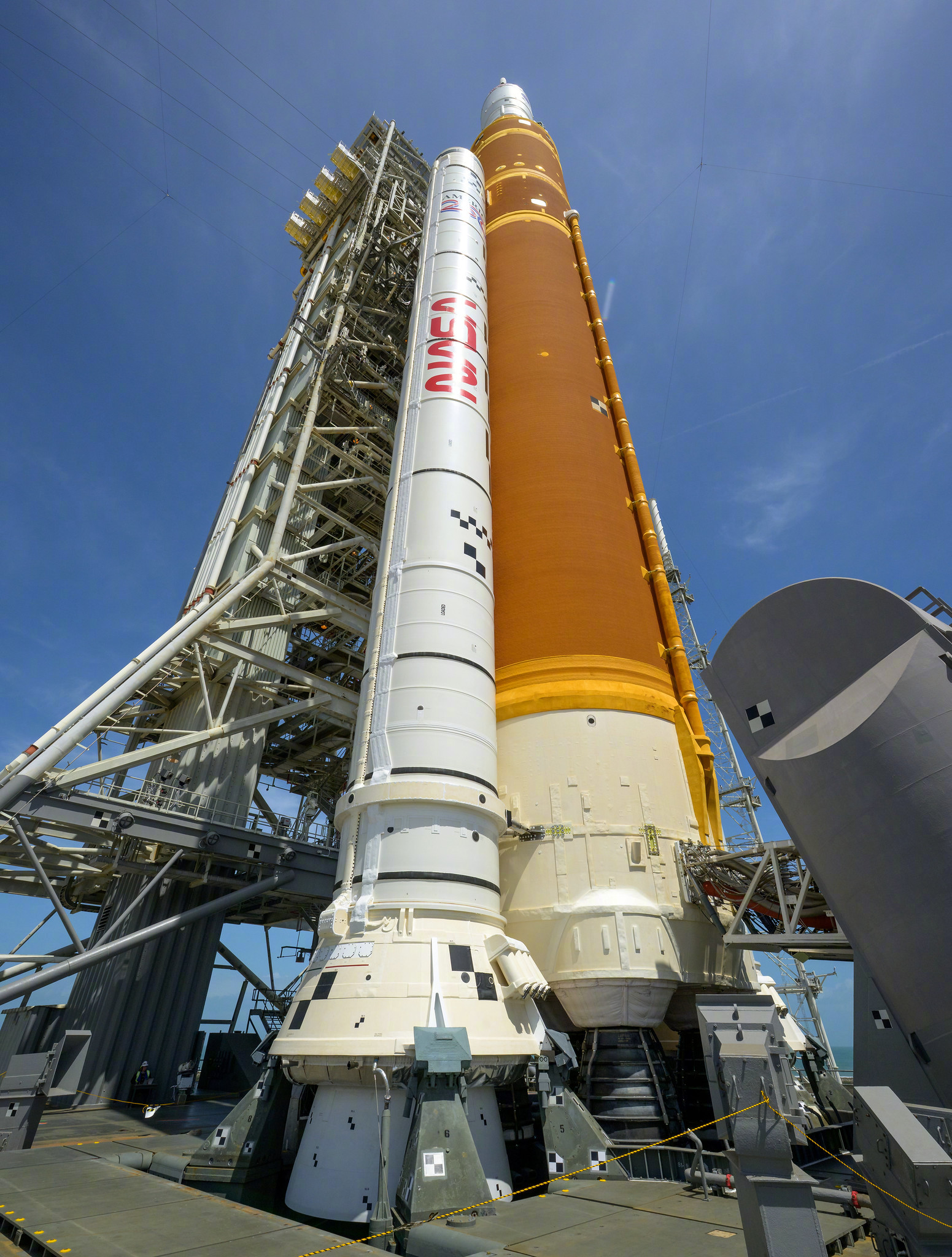 阿尔忒弥斯2号乘组与太空发射系统，以及猎户座飞船在发射台的照片。 