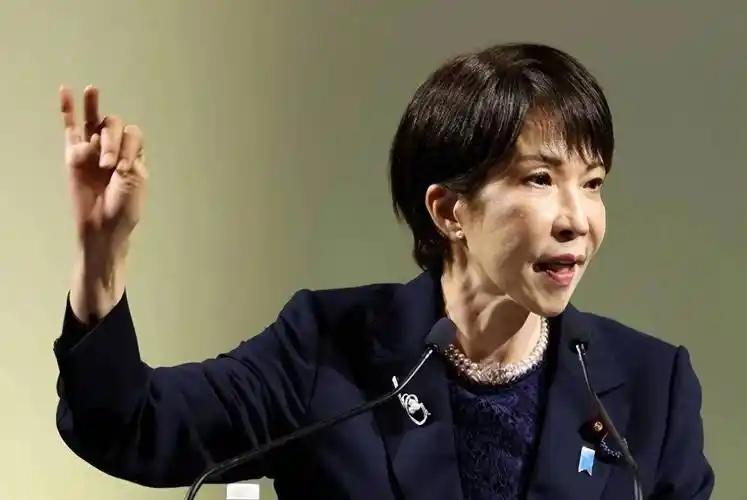 《再见了高市早苗》在日本一夜爆火，各种献媚照片被日本网友恶搞。2026年8月，一