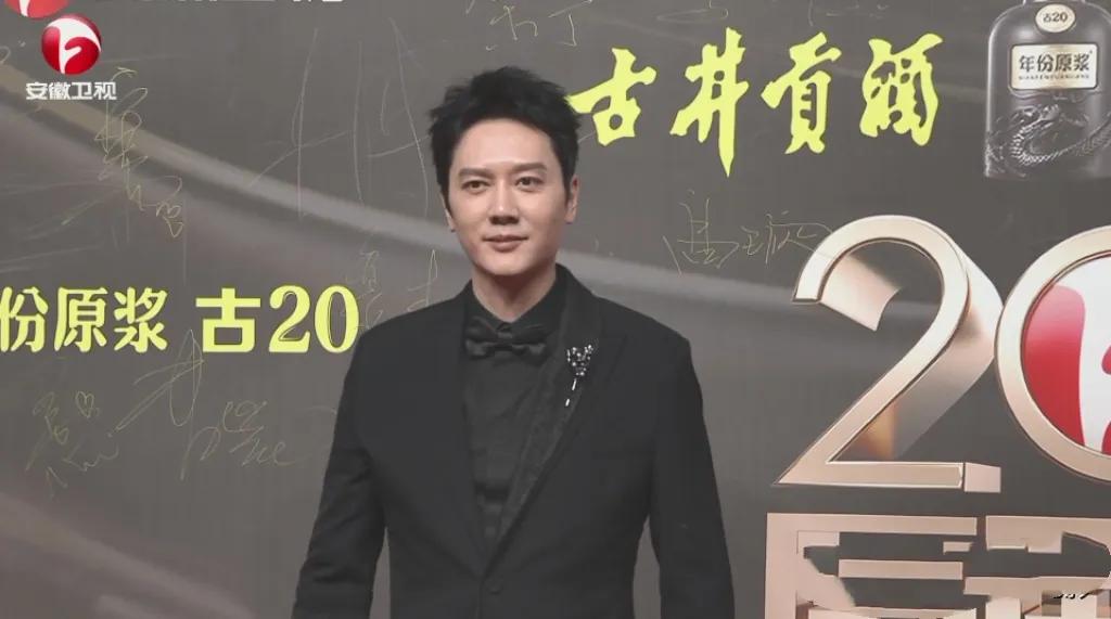 冯绍峰红毯亮相，帅气优雅。深色西装搭配精致领带，尽显稳重时尚。微笑挥手，从容自信