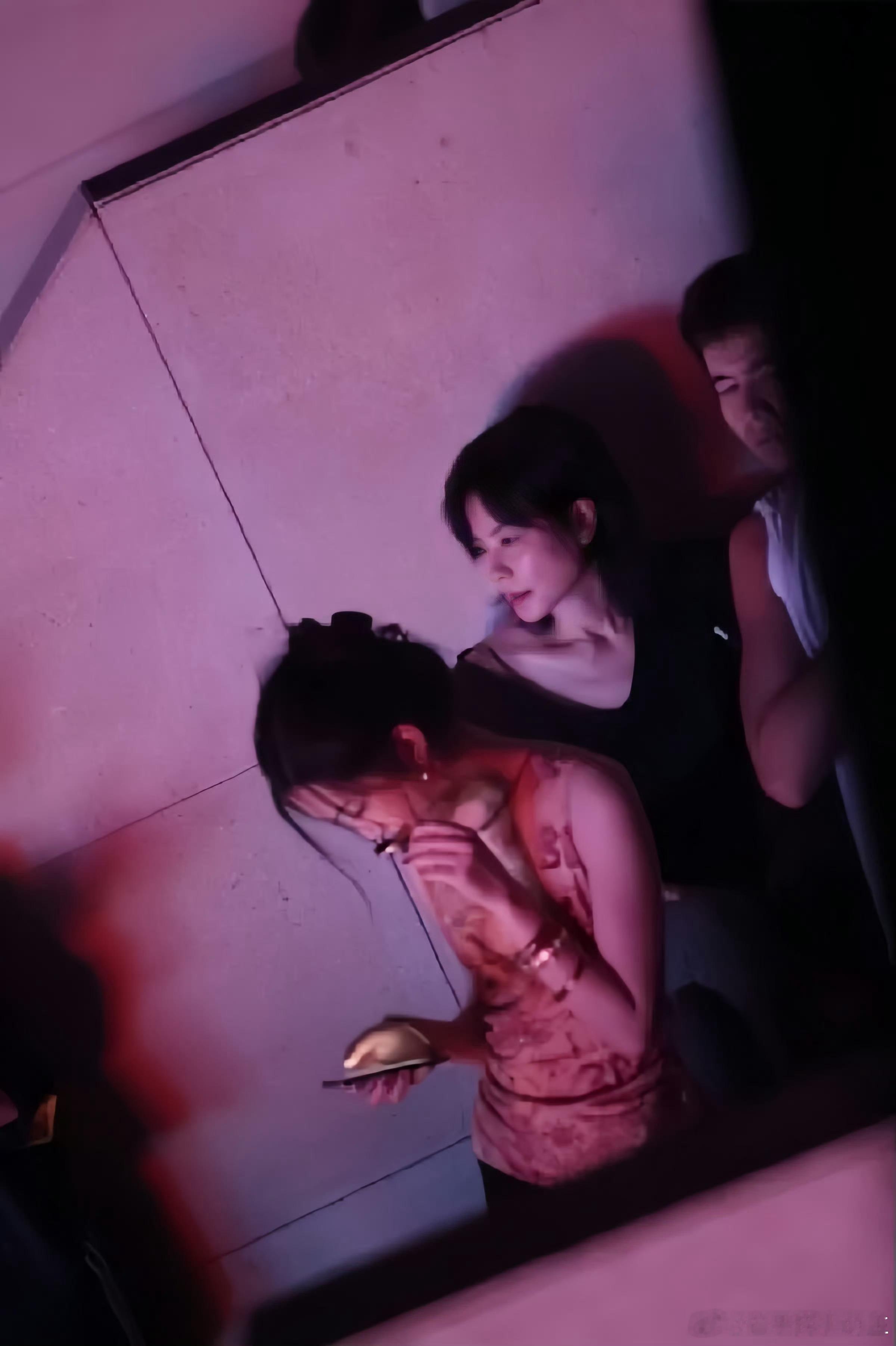#王菲带李嫣看演唱会# 王菲带李嫣看演唱会，54岁王菲露面状态佳，母女同框好有氛