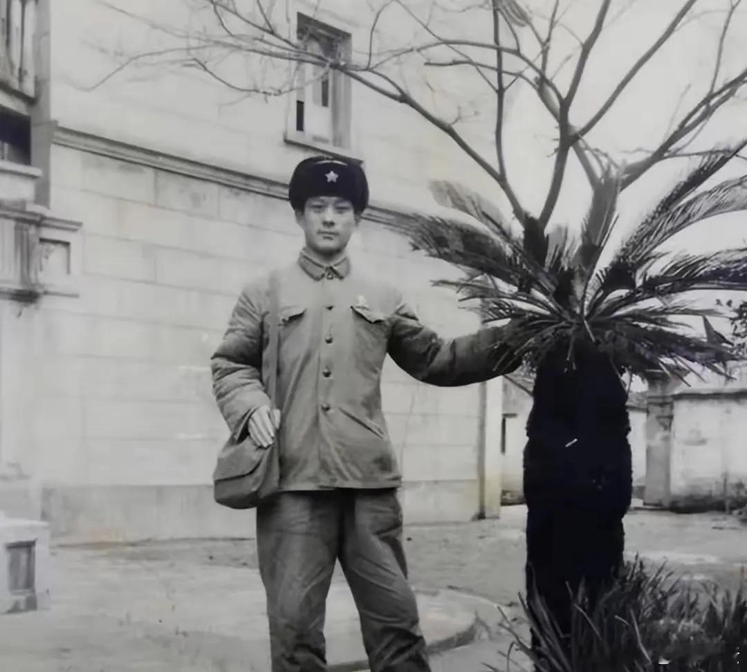 1938年，台儿庄战役，一女兵眼睁睁看着连长被鬼子砍死，她怒吼一声，摸起一块有棱