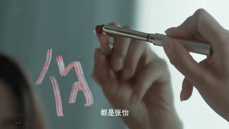 辛芷蕾涂口红这段是妈咪级别 辛芷蕾涂口红的动作简直像在施展魔法。从随意到精致，整